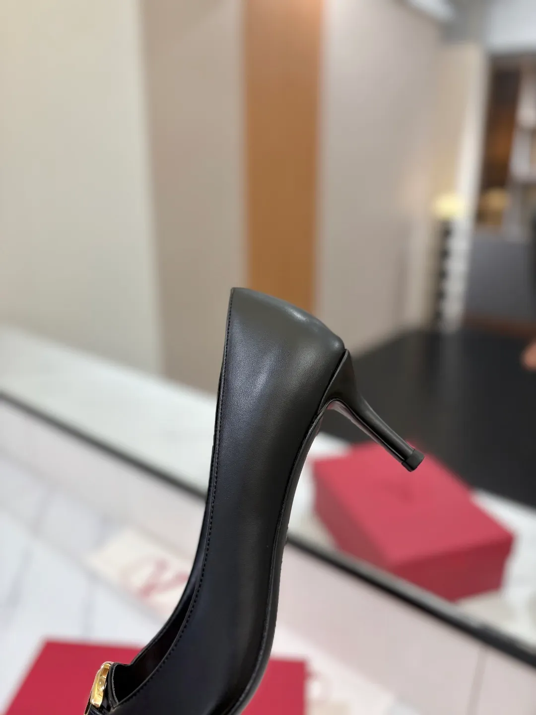 💕💕Factory direct selling price p520💕💕 VALENTINO’s hottest new high-heeled shoes, latest logo buckle, perfect combination with sexy pointed toe❤️‍🔥❤️‍🔥❤️‍🔥❤️‍🔥It is simply the pinnacle of summer fashion💖💖💖💖original replica Upper: patent leather, subleather Outsole: Italian leather outsole Heel height: 6.5cm Size: 35-39 (40 41 42 customized, non-refundable and non-exchangeable)